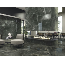 Ein Wohnzimmer mit Bodenfliesen und Wandfliesen im Marmordesign, einem Kamin und Sitzgelegenheiten schafft eine elegante Atmosphäre.