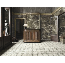 Elegantes Interieur mit Marmorwand, Holztresen, gemustertem Boden und Skulptur