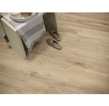 Heller Vinylboden mit Holzoptik, Ablage und Hausschuhen