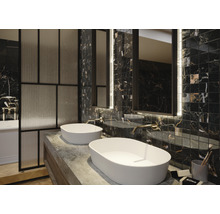 Badezimmer mit Doppelwaschtisch, Spiegel und Mosaikfliesen