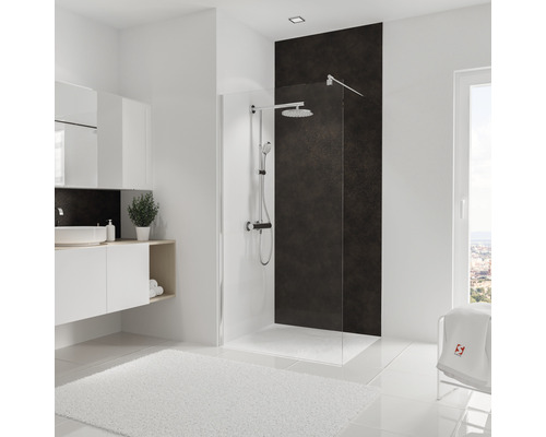 Modernes Badezimmer mit Dusche, Waschtisch und Badteppich