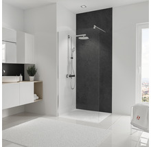 Badezimmer mit Dusche, Waschtisch und Spiegel