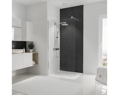 Badezimmer mit Dusche, Waschtisch und Spiegel
