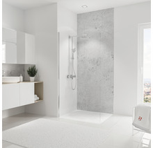 Helles Badezimmer mit begehbarer Dusche, Waschtisch und weißem Teppich