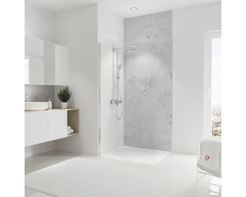 Helles Badezimmer mit begehbarer Dusche, Waschtisch und weißem Teppich
