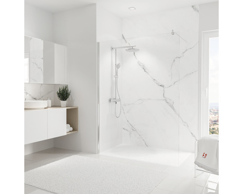 Helles Badezimmer mit Dusche, Waschbecken und weißem Teppich