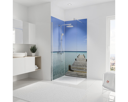 Modernes Badezimmer mit Duschkabine, Waschbeckenunterschrank und weißem Teppich