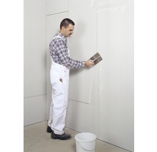 Handwerker verspachtelt Gipskartonwand mit einem Spachtel
