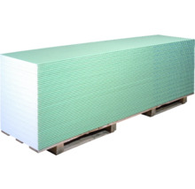 Stapel imprägnierter Gipskartonplatten auf einer Palette