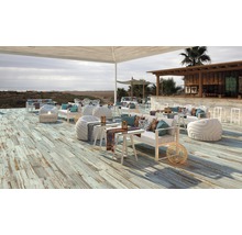 Außenbereich mit Lounge Möbeln und Holzboden