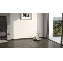 Innenraum mit Holzbodenfliesen, Kamin, Dekoration und Blick ins Grüne