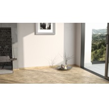 Heller Raum mit Holzboden, Dekoration und Blick nach draußen