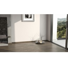 Heller Raum mit Holzboden, gemauertem Kamin, Bild und Dekoration