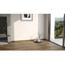 Innenraum mit Holzboden, Kamin und Ausblick durch eine Glasschiebetür