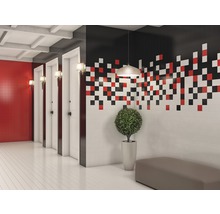 Heller Raum mit Fliesendesign, Sitzbank, Topfpflanze und Türen