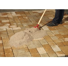 Verfugen von Pflastersteinen mit Fugensand