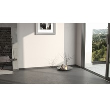 Heller Raum mit Dekorationsartikel auf dem Boden und Blick ins Grüne