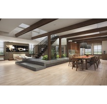 Heller, offener Wohnraum mit Holzbalken, Treppe, Schlafzimmer und Essbereich