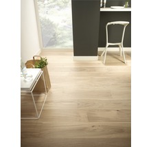 Heller Holzfußboden in einem modern eingerichteten Raum.