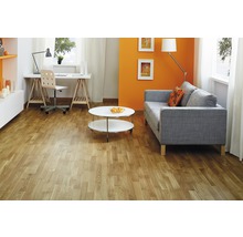 Wohnzimmer mit hellem Holzboden, Sofa, Tisch und Schreibtisch