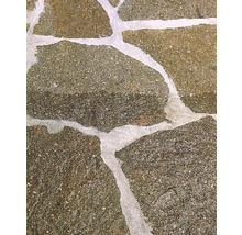 Nahaufnahme von Natursteinplatten mit Fugenmörtel