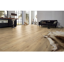 Helles Wohnzimmer mit Laminatboden in Holzoptik, Sofa und Dekoration