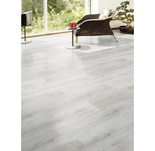 Heller Wohnraum mit Laminatboden, Sessel und Fernseher.