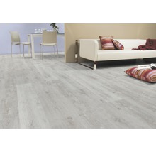 Heller Laminatboden in einem Wohnraum mit Sofa und Essbereich.