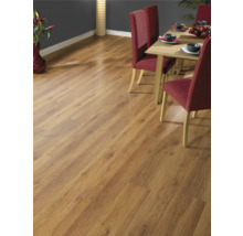 Esszimmer mit Laminatboden in Holzoptik, Esstisch und Stühlen