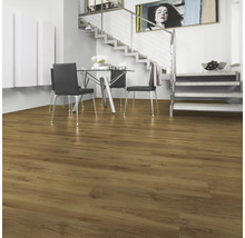 Wohnzimmer mit Holzboden, Esstisch und Treppe