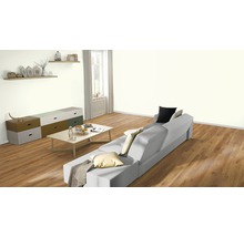 Wohnzimmer mit Sofa, Tisch und Kommode