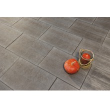 Bodenfliesen in Holzoptik mit Kürbis und Kerze