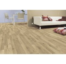 Helles Wohnzimmer mit Laminatboden, Sofa und Esstisch