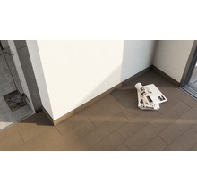 Terrassendielen aus Holz mit Zeitschriften