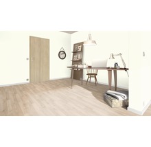 Heller Raum mit Holzboden, Schreibtisch und Tür