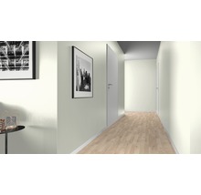 Heller Flur mit zwei gerahmten Bildern an der Wand und Holzboden