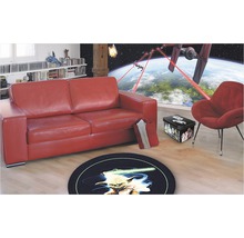 Wohnzimmer mit rotem Sofa, rundem Teppich mit Yoda Motiv und Star Wars Dekoration