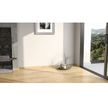 Heller Raum mit Holzboden, Kamin und Fenster mit Blick auf die Natur