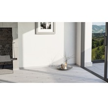 Heller Raum mit Fliesenboden, Kamin, Fenster und Dekoration