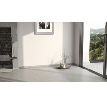 Heller Wohnraum mit großem Fenster, minimalistischer Dekoration und modernem Design