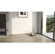 Heller Raum mit Holzboden, Kamin und Blick ins Grüne