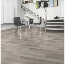 Helles Wohnzimmer mit Laminatboden in Holzoptik, Esstischgruppe und Treppe