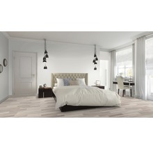 Helles Schlafzimmer mit Doppelbett, Nachttischen, Schreibtisch und Pendelleuchten