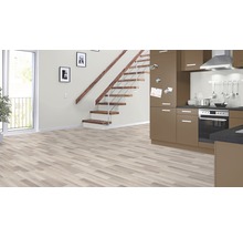 Helles Wohnzimmer mit Laminatboden, Treppe und Einbauküche