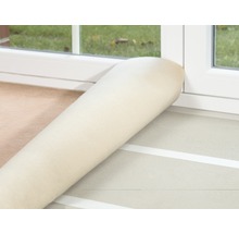 Gerollter Teppich vor einem Fenster