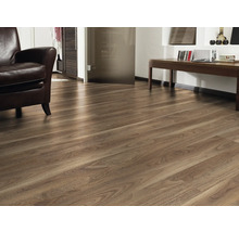 Innenraum mit Laminatboden in Holzoptik