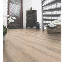 Heller Laminatboden in einem Raum mit Fensterjalousien, Schrank und Wendeltreppe.