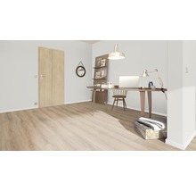 Helles Arbeitszimmer mit Schreibtisch, Stuhl, Regalen und Holztür.