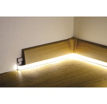 Ecke mit Holzfußleiste und indirekter Beleuchtung