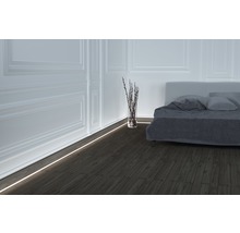 Schlafzimmer mit indirekter Beleuchtung und Holzboden